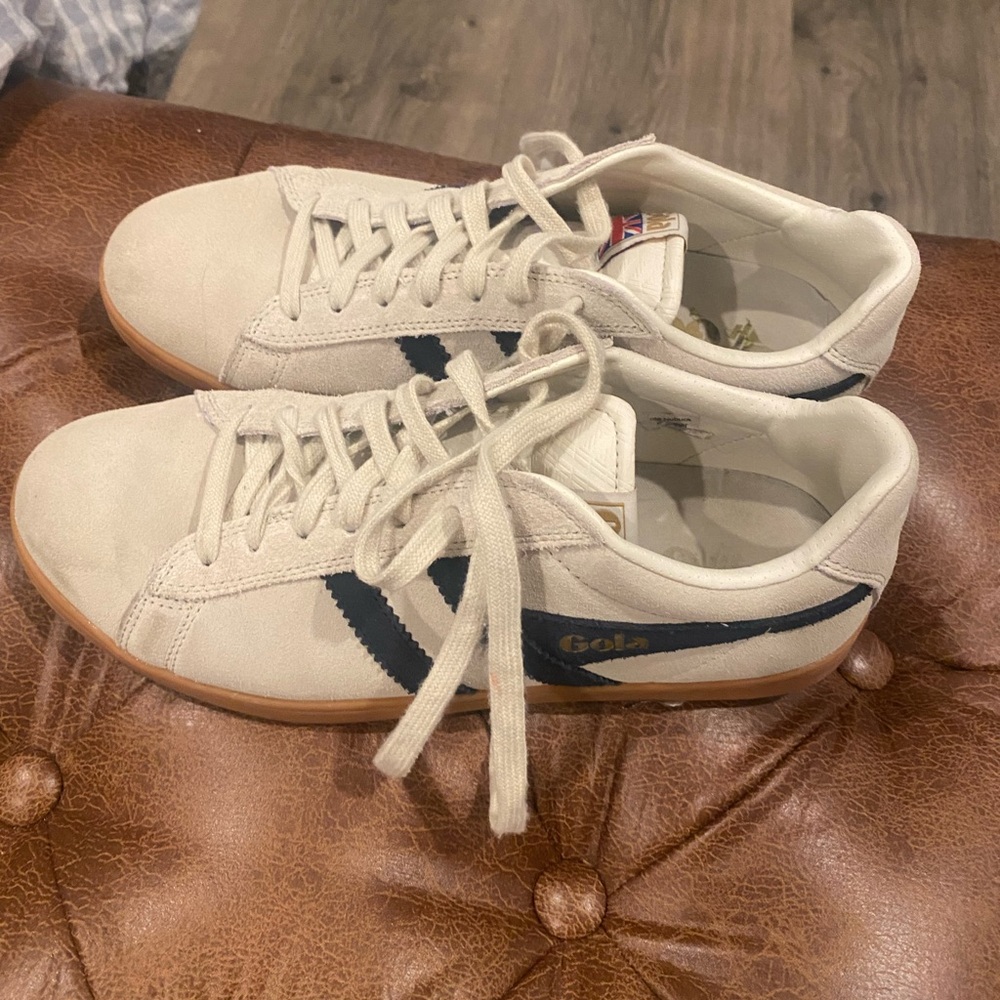 Gola.   Men’s 8 women’s 10.  Suede